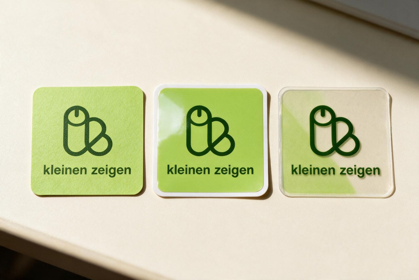 Drei Materialmuster nebeneinander: Papier, weißes Vinyl, transparente Folie